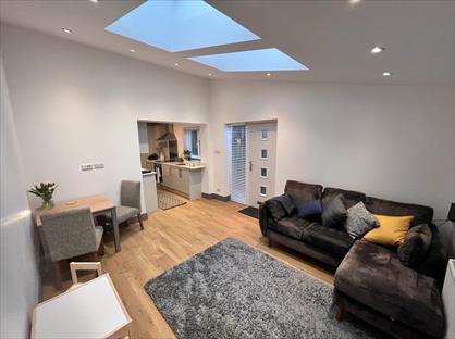 2 Bed Flat, Queens Rd, RH19