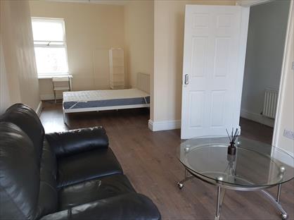 Room in a Shared House, Glamis Road, L13