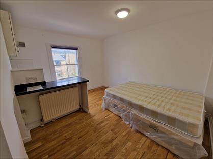 Studio Flat, Finsbury Park Road, N4