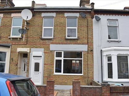 3 Bed Terraced House, Albany Avenue, SS0