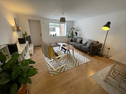 2 Bed Flat, High Street, GU34