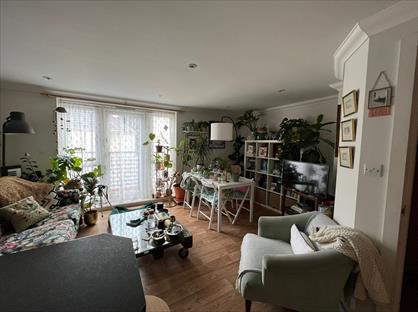 1 Bed Flat, Crest Court, BH15