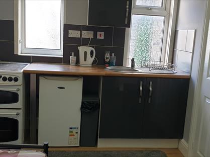 Studio Flat, Tong Street, BD4
