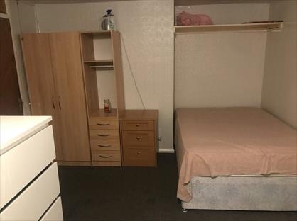 Room in a Shared House, Denmark Gardens, SM5