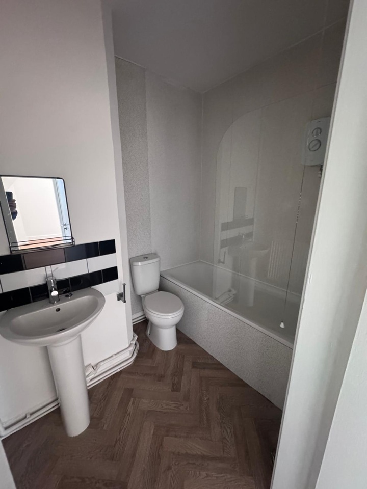 1 Bed Flat, New Ferry, CH62 photo 2