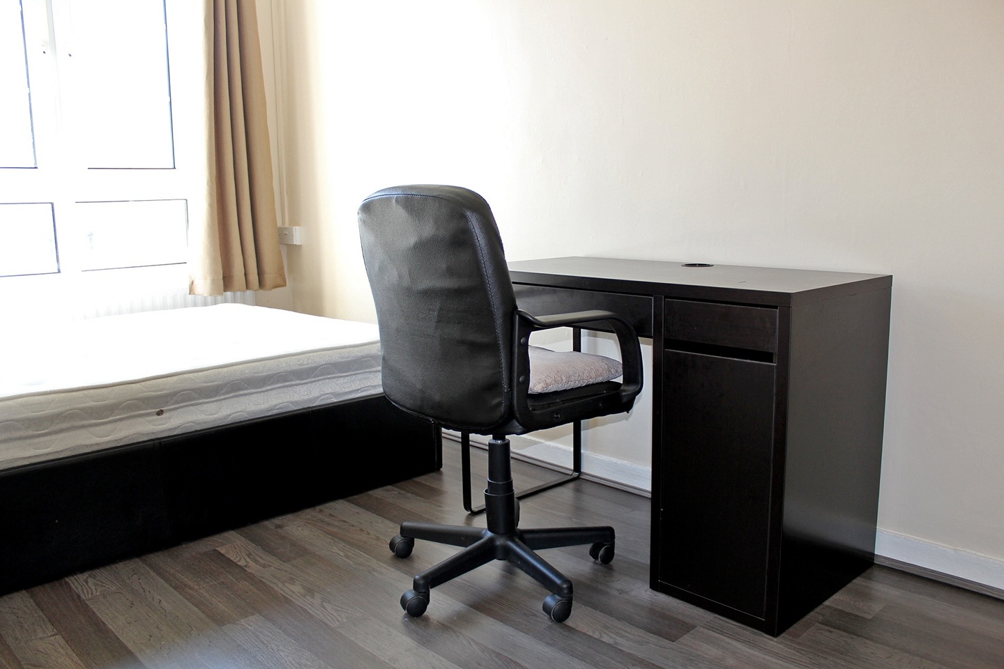 Room in a Shared Flat, Ross House, E1W