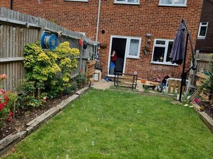 2 Bed Terraced House, Felixstowe Close, RG6