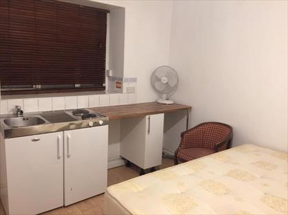 Studio Flat, Holloway Road, N7