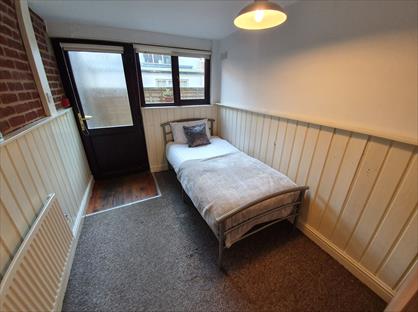 Bedsit, Park Street, S80