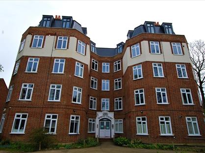 1 Bed Flat, Robins Court, SW4