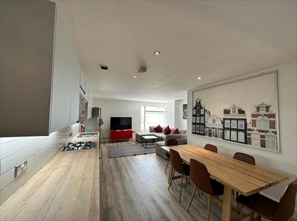 2 Bed Flat, Cromwell Court, LS10