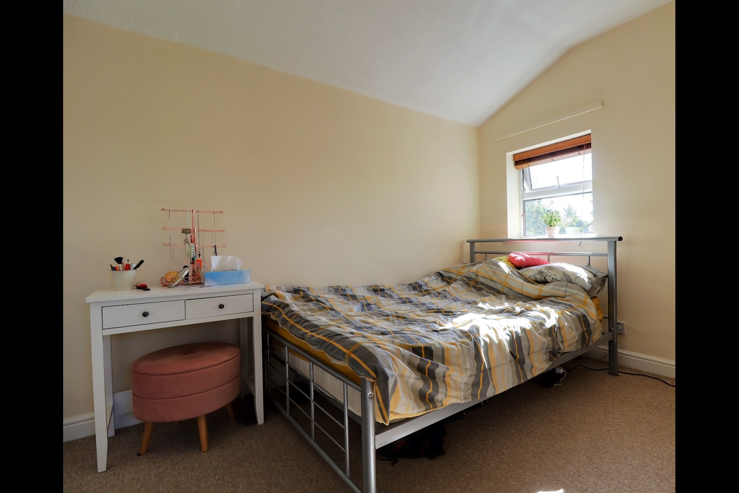 2 Bed Flat, Dickenson Road, M13 photo 3