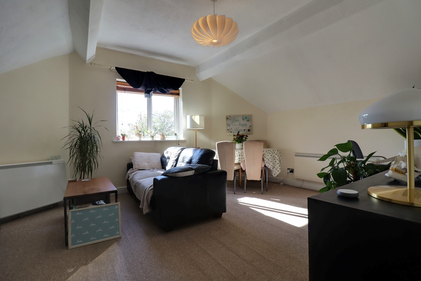 2 Bed Flat, Dickenson Road, M13 photo 2