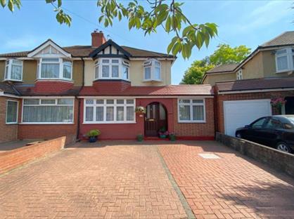 4 Bed Terraced House, Ascot Gardens, EN3