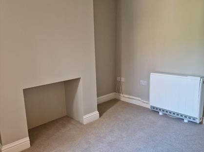 2 Bed Flat, Undercliff Road West, IP11
