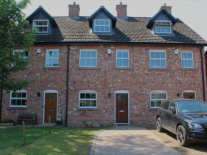 3 Bed Terraced House, Twinnies Road, SK9