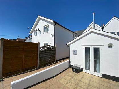 1 Bed Flat, High Street, BA14