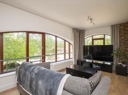 1 Bed Flat, Smithbrook Kilns, GU6