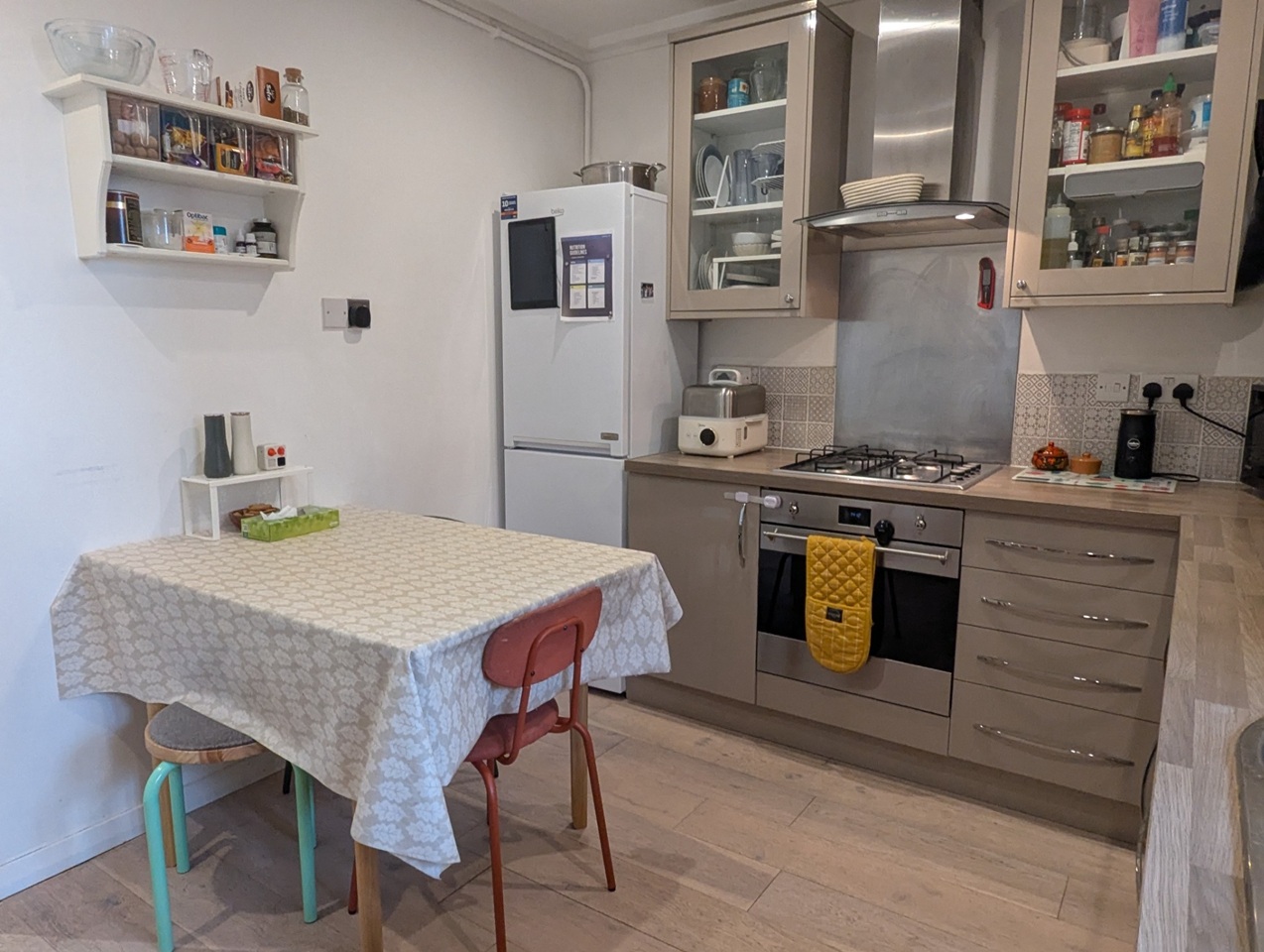 2 Bed Flat, London, SW8 photo 2