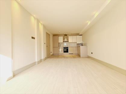 1 Bed Flat, Hillcrest Gardens, KT10