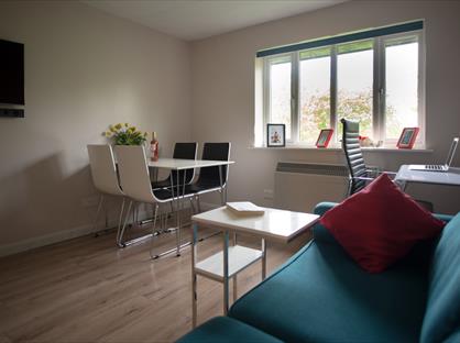 1 Bed Flat, Fairfield Close, CR4