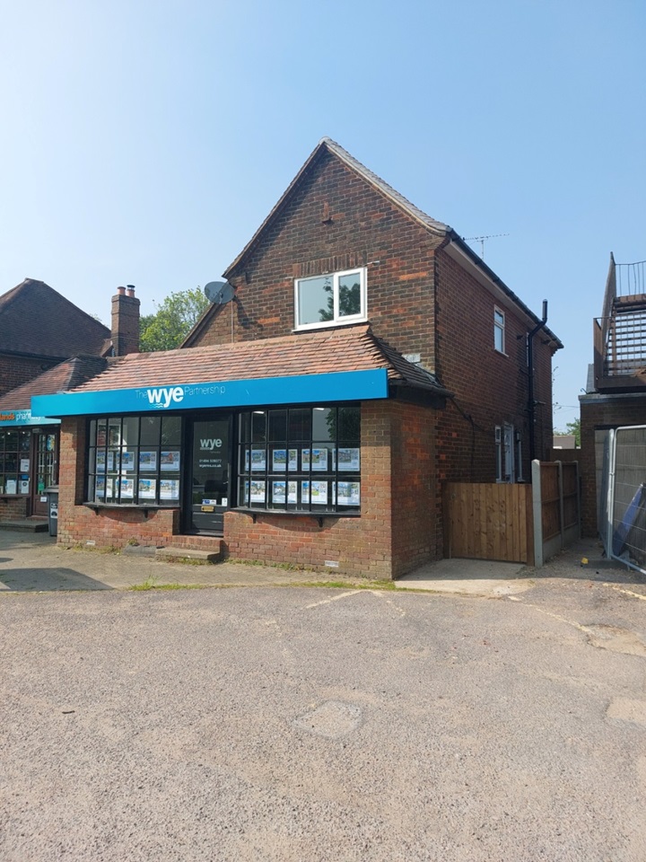 Stokenchurch, High 2 Bed Flat, Kingston House, HP14 To Rent