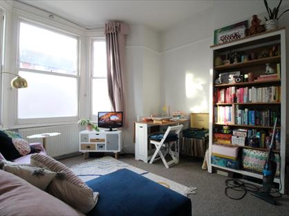 1 Bed Flat, Allfarthing Lane, SW18