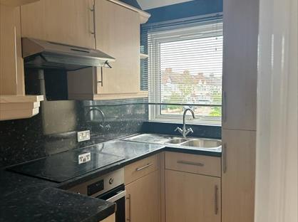 2 Bed Maisonette, Gaysham Avenue, IG2