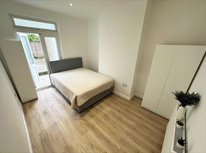 Room in a Shared Flat, Willow Vale, W12