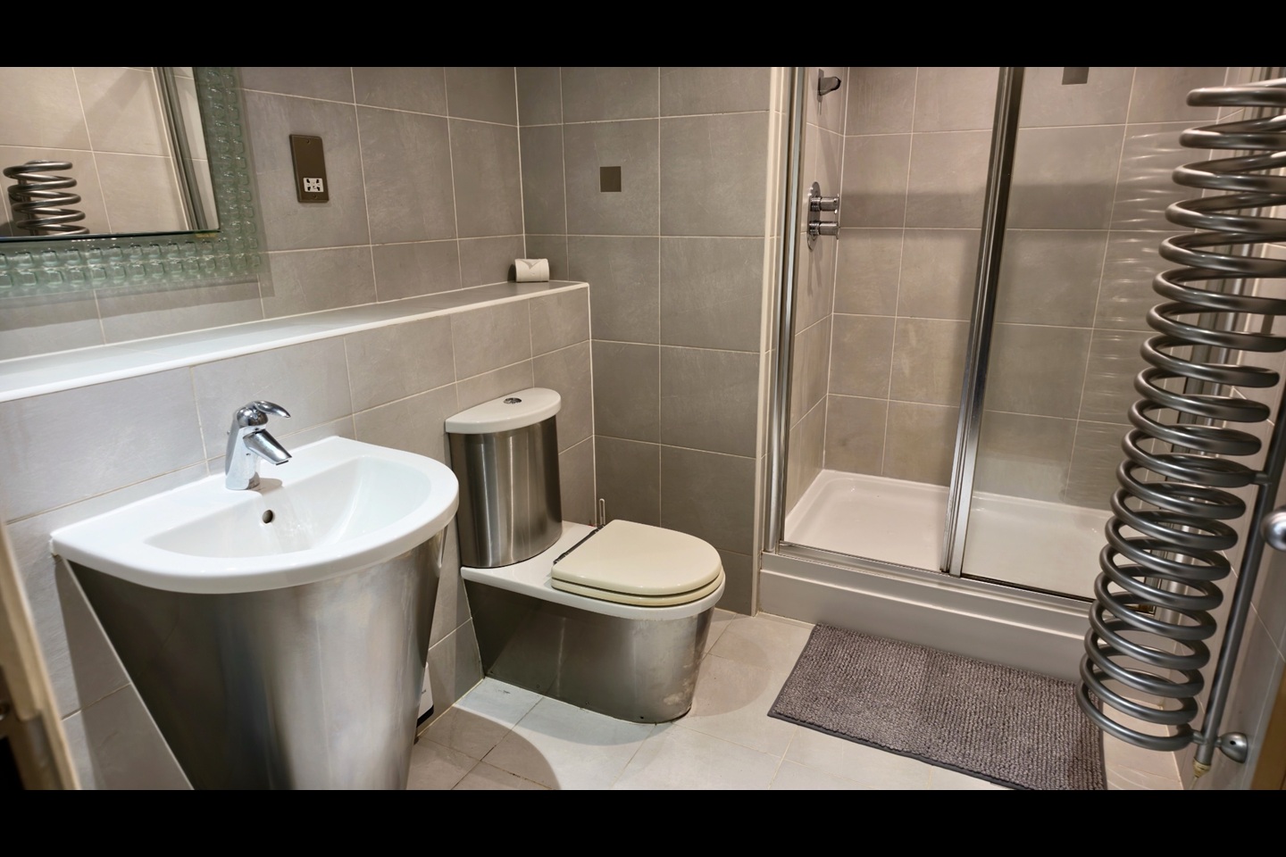 1 Bed Flat, Altolusso, CF10 photo 2