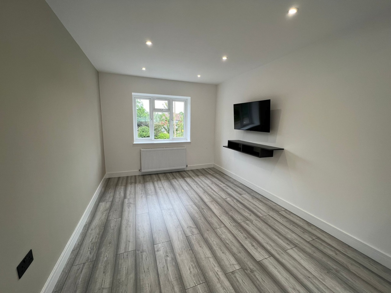 Chigwell 1 Bed Flat, Manor Road, IG7 To Rent Now for £1,300.00 p/m