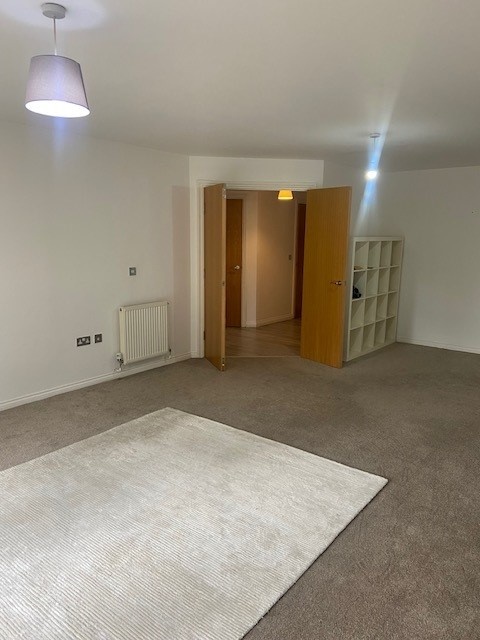 3 Bed Flat, Carisbrooke Road, LS16 photo 4