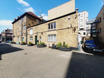 3 Bed Flat, Red Lion Square, SW18