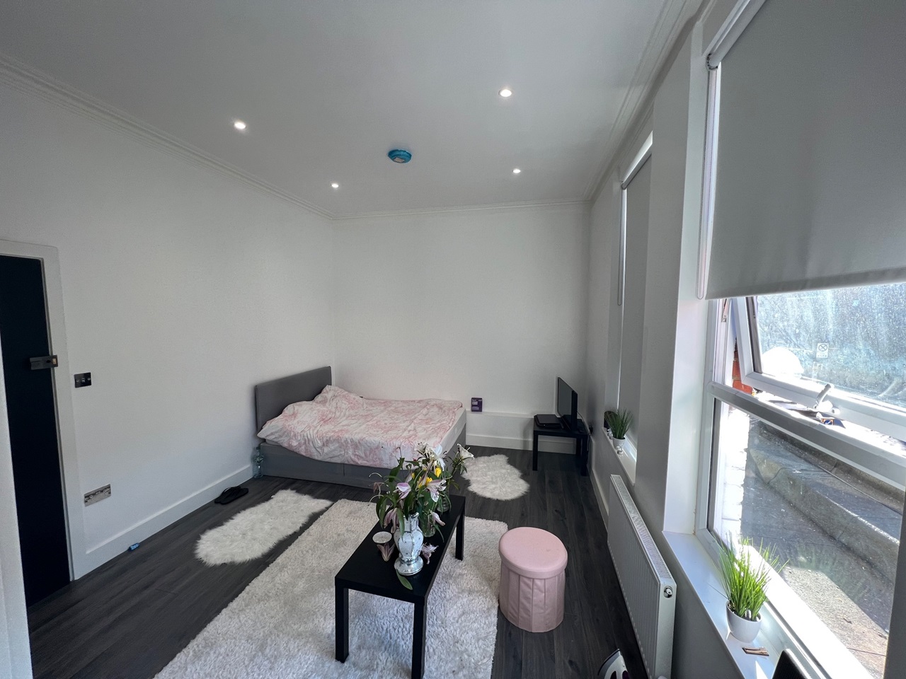 London Studio Flat, Tottenham Lane, N8 To Rent Now for £1,350.00 p/m