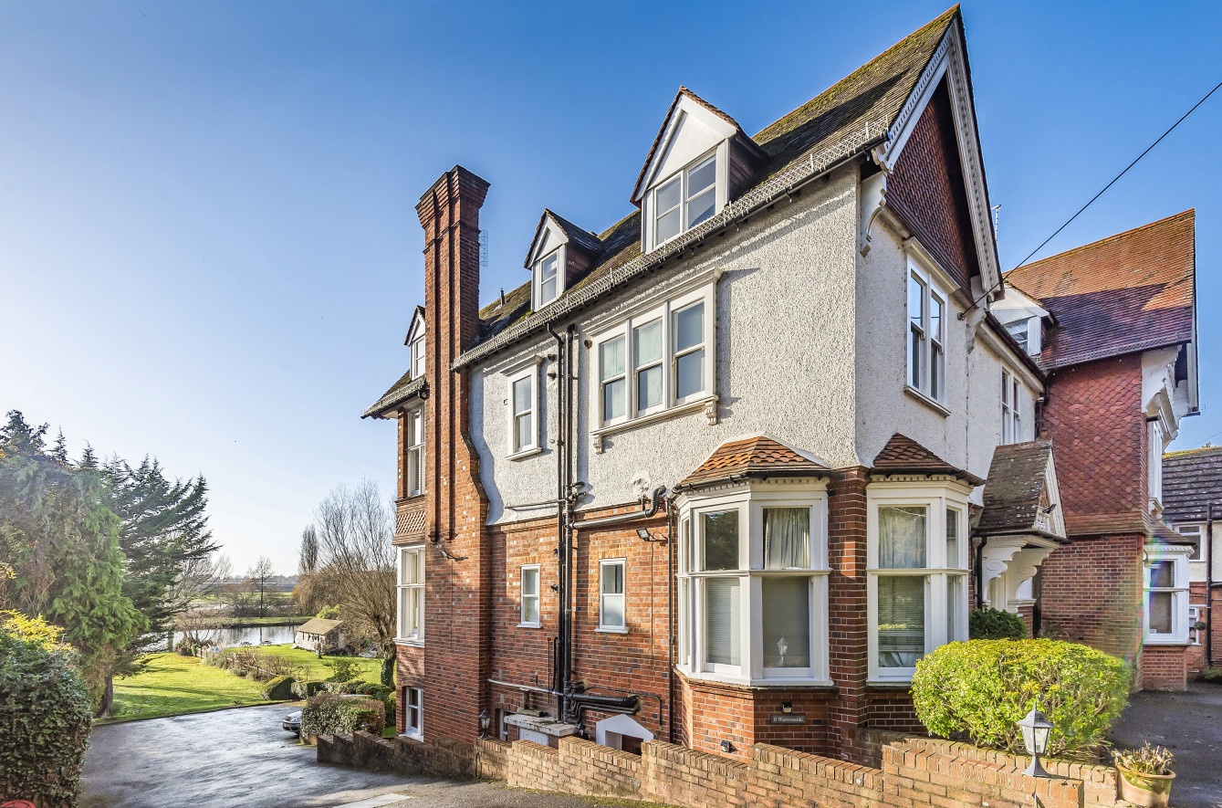 2 Bed Flat, The Warren, RG4 photo 2