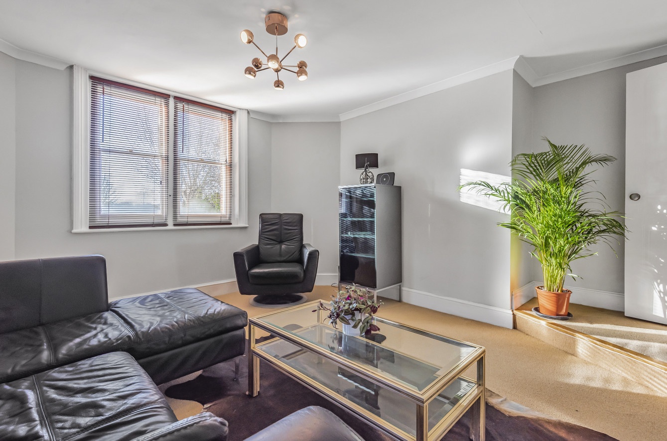 2 Bed Flat, The Warren, RG4