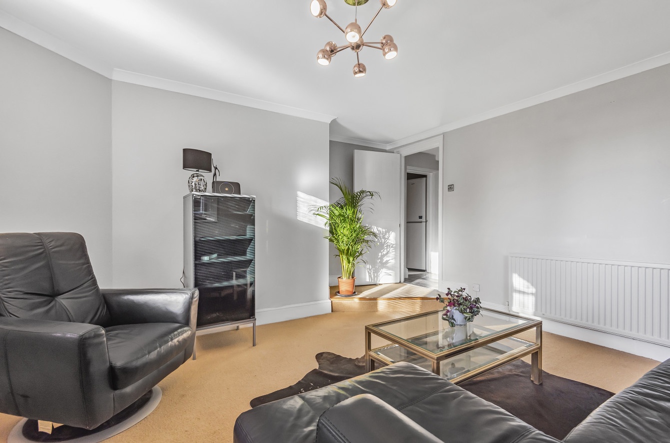2 Bed Flat, The Warren, RG4 photo 3