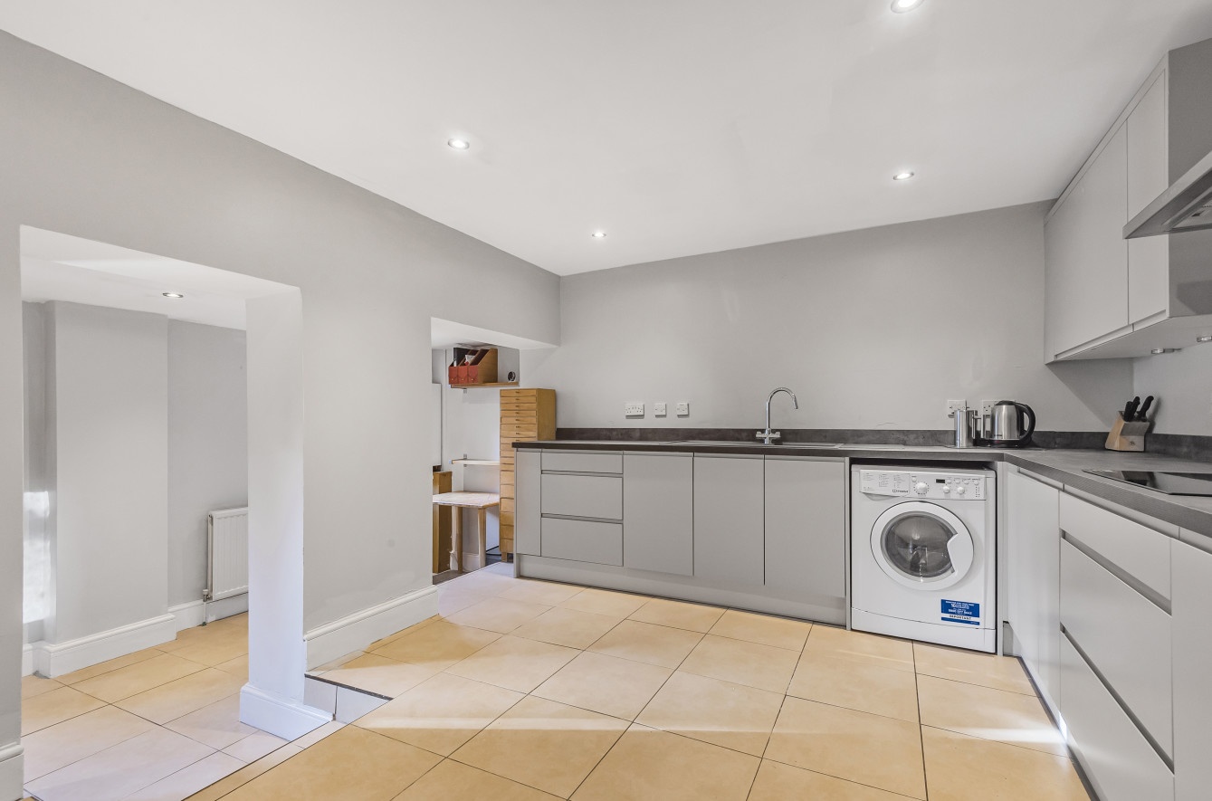 2 Bed Flat, The Warren, RG4 photo 4