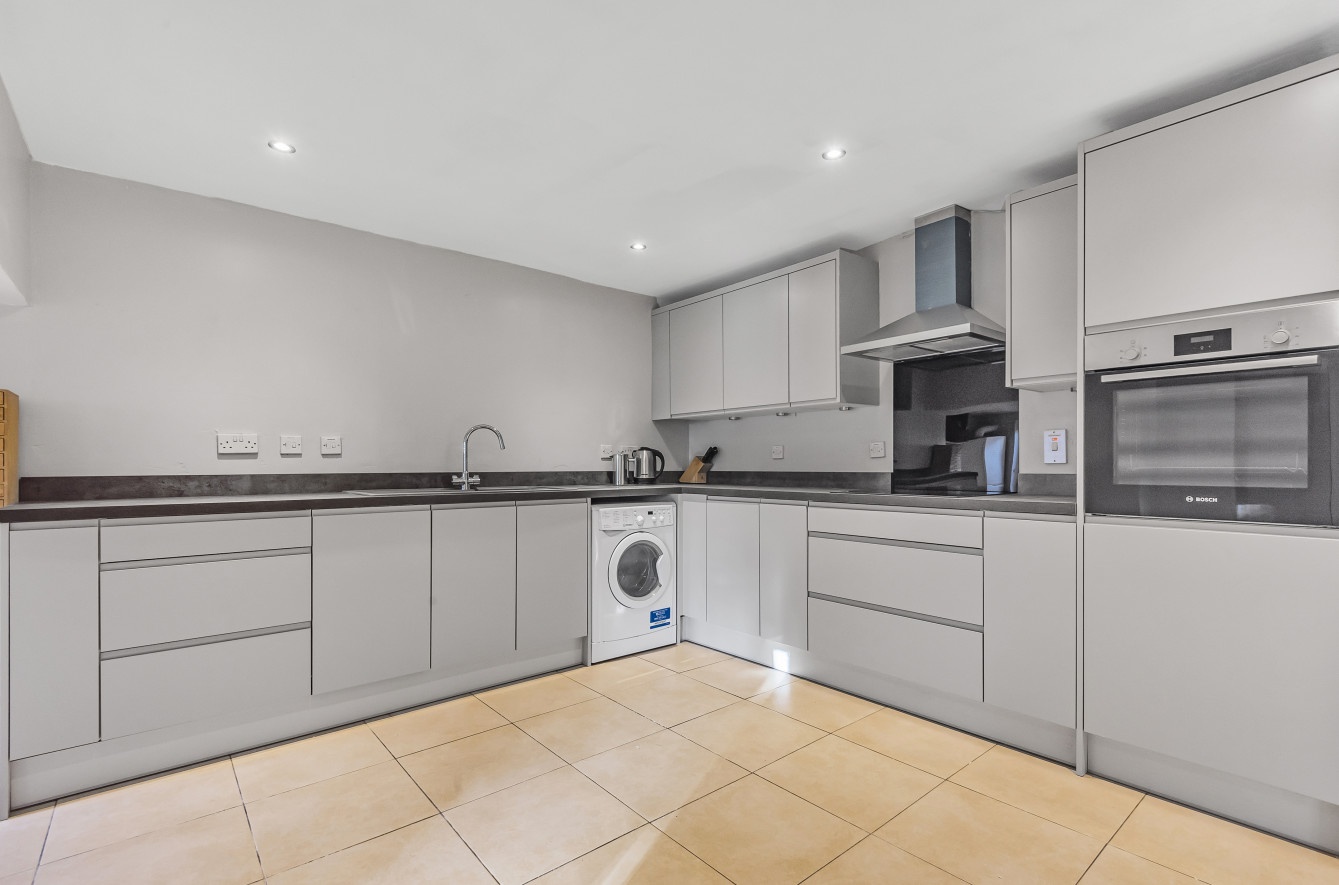 2 Bed Flat, The Warren, RG4 photo 5
