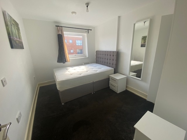 2 Bed Flat, Moss Street, L6 photo 3
