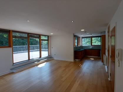 2 Bed Flat, Heaton Lodge, M25