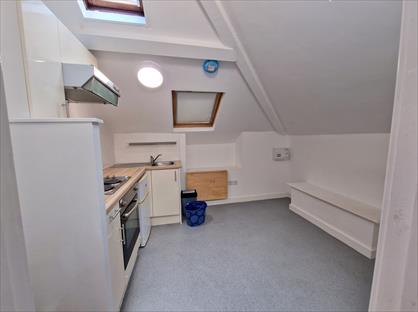 Studio Flat, Finsbury Park Road, N4
