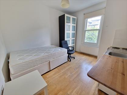 Studio Flat, Finsbury Park Road, N4