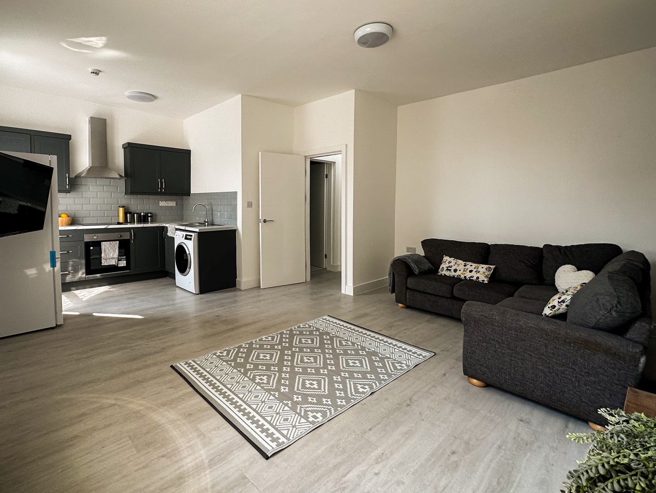 2 Bed Flat, Balmoral Road, L6
