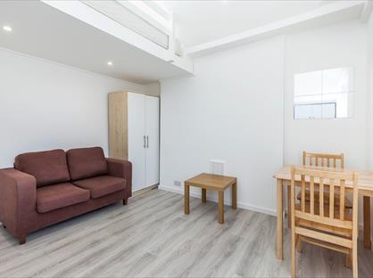 Studio Flat, Camden Road, N7
