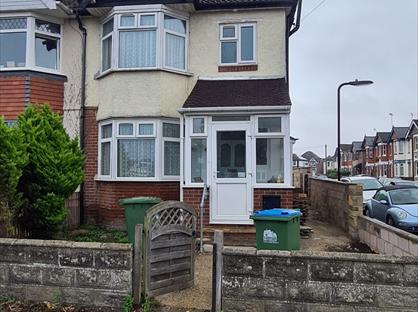 3 Bed Semi-Detached House, Vespasian Road, SO18