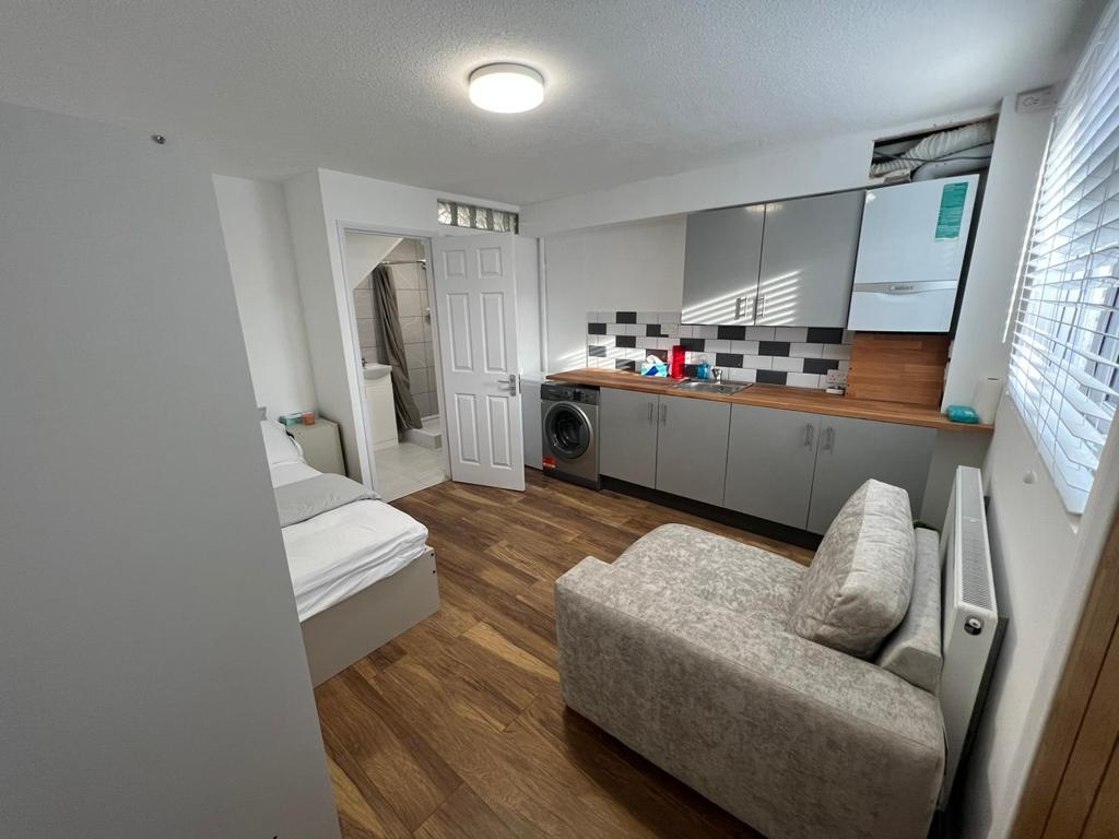 Studio Flat, High EN5 To Rent Now for £1,150.00 p/m