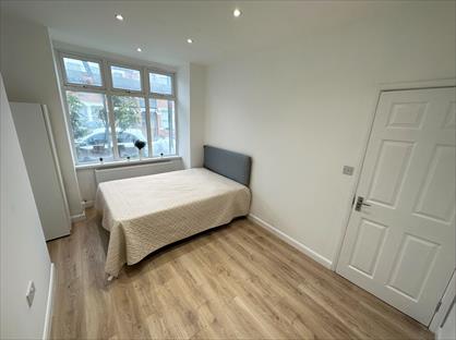Room in a Shared Flat, Willow Vale, W12