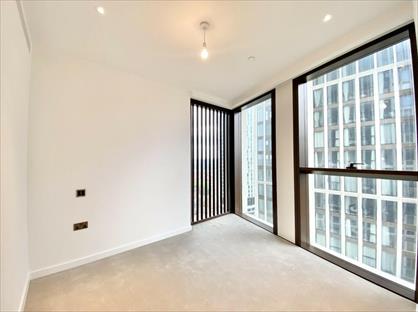 2 Bed Flat, Carnation Way, SW8