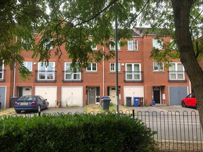 4 Bed Terraced House, Grants Yard, DE14